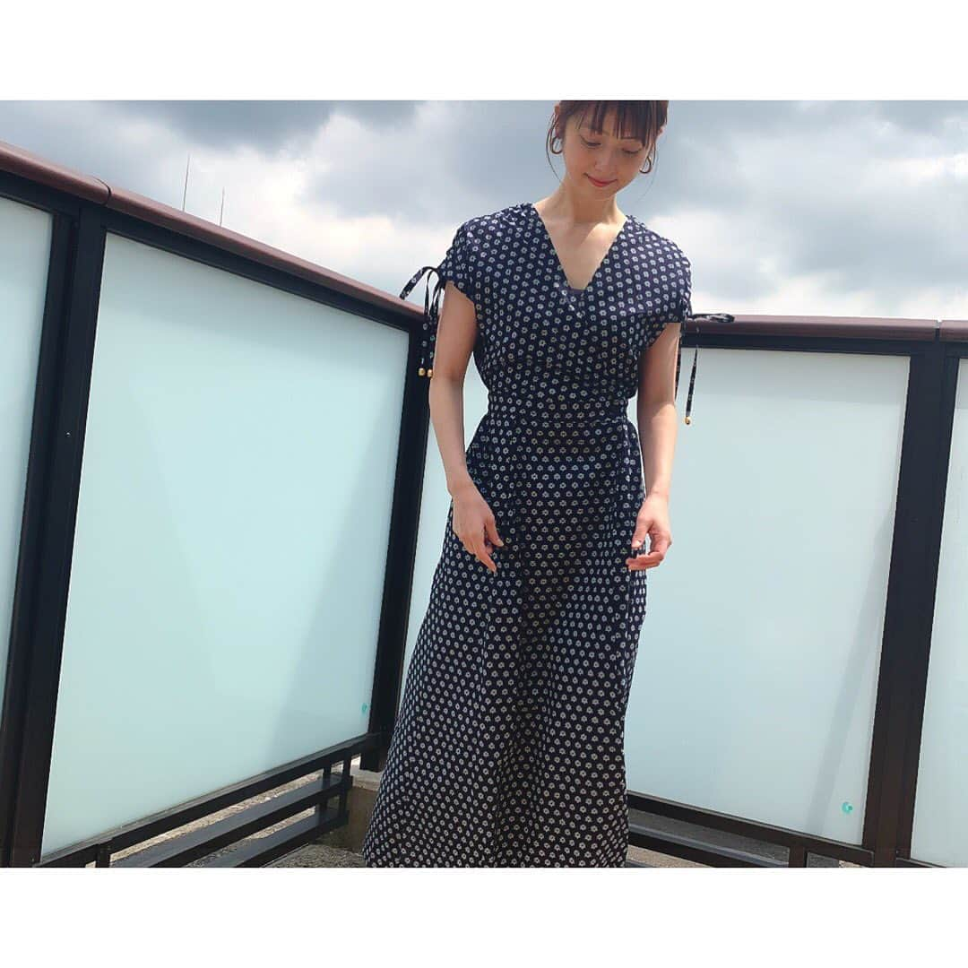 佐々木希さんのインスタグラム写真 - (佐々木希Instagram)「本日のお家服は コットン100%の柄ワンピース🤍 肩部分はリボンでシャーリングの分量を調整できるように。その日の気分で調整してみようと思います。 そしてウエストは後ろがゴムなので楽！ 今日はネイビーを❤︎ 一枚で様になるからおすすめです。  #のぞみの私服」4月28日 12時14分 - nozomisasaki_official