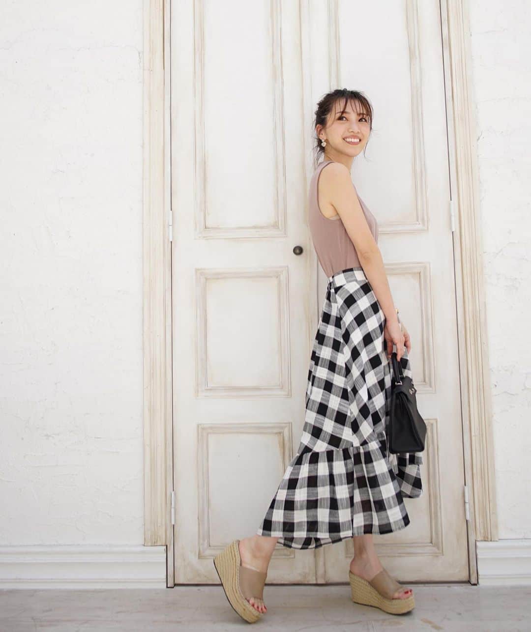喜田彩子さんのインスタグラム写真 - (喜田彩子Instagram)「﻿ ﻿ 【gingham wrap tiered linen skirt】BLACK﻿ ¥6.900﻿ ﻿ こちらはお友達から大好評♡のティアードシルエットとギンガムチェックがマッチした大人フェミニンなスカート！﻿ ﻿ 私が大好きなフィッシュテールデザインにし、足を綺麗に見せ、コットンベースの爽やかな素材感が軽やかで、歩くたびに揺れるシルエットが可愛いんです🤍🖤﻿ ﻿ ﻿ とにかくこの生地に一目惚れしました。﻿ ギンガムチェックの生地は沢山あるけれど、沢山あるからこそ、生地でスカートの雰囲気は全く違って、私のイメージした“大人でも着れるギンガムチェックのスカート”は、どうしてもこの生地で作りたくてワガママを言わせてもらいました🥺✨﻿ ﻿ 出来上がったスカートを着て、やっぱりこの生地で作れてよかったと大満足です💯﻿ ﻿ ﻿ ﻿ ＿＿＿＿＿＿＿＿＿＿＿＿＿＿＿＿＿＿＿＿＿﻿ ﻿ ﻿ ﻿ 📢nostalgiaさんとのコラボ服﻿ 5/2の0:00から発売致します🌿﻿ (※5/1〜2に変わる深夜0時です)﻿ ﻿ 発売は全部で4型﻿ ☑︎lace sleeve cotton blouse﻿ ☑︎gingham wrap tiered linen skirt﻿ ☑︎majolica pleats setup﻿ ☑︎vintage flower chiffon one-piece﻿ ﻿ ﻿ @nostalgia_jp ﻿ #nostalgia #ノスタルジア #コラボ　#fashion #outfit #ootd #coordinate #simple  #instagood #mamacode #mom  #엄마 #패션 #156センチコーデ #sサイズコーデ #お出かけコーデ #夏コーデ #春夏コーデ #シンプルコーデ #ファッション #コーディネート #コーデ #ママ #ママコーデ #ワンピースコーデ #ワンピース﻿」4月28日 12時16分 - ayacokida