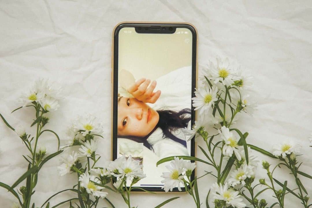 福田瞳さんのインスタグラム写真 - (福田瞳Instagram)「. . さいとうなりちゃんと📸 @nari_eye . . まるで、一緒の布団の中にいるみたいだった！！距離が近く感じたなぁ。たまたま、家にあったお花が白くて、白い布団に包まれているなりちゃんにぴったりでした♡ ありがとう♡最後の写真、ドキッとしました。 . . #オンライン撮影 #stayhome #さいとうなり」4月28日 12時16分 - fukudahitomi610