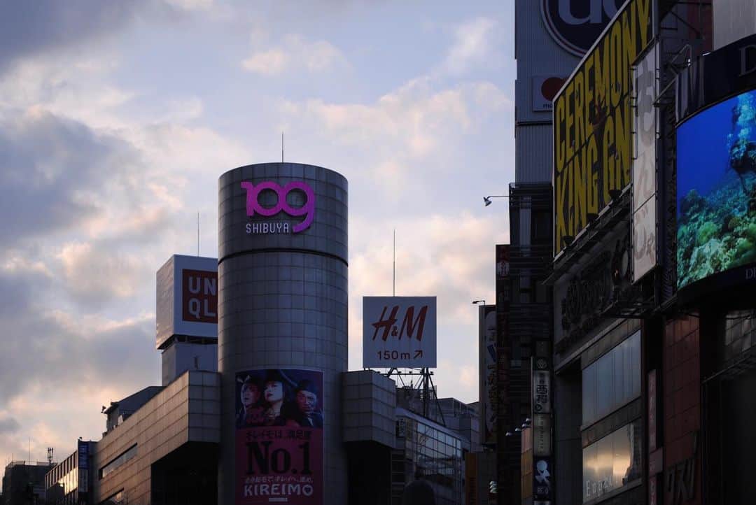 のインスタグラム：「いつしかの夕暮れ  #上大迫は空の写真撮りがち #東京 #渋谷 #空 #写真 #一眼レフ #カメラ #過去pic #tokyo #shibuya #sky #shibuyasky #scramble #photo #camera #look #followｍe #follow #tagsforlike #hm #uniqlo #109」