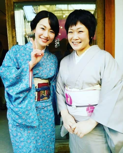 吉村美樹さんのインスタグラム写真 - (吉村美樹Instagram)「Facebookを通じて、着物コーディネートバトン👘を頂いて、お着物の写真をみていたら稀代欲がモリモリ湧いてきて、とりあえず和箪笥を整理することに。写真は、ネモフィラ色のお着物で大好きなきくちいまさんと💙 　#着物コーディネート #バトン #きくちいまさん #小紋 #ひきだし屋 #神楽坂にて #懐かしい写真 #お着物大好き #きもの #ふだんきもの #サトルジャパン #モデル #吉村美樹 #👘」4月28日 12時18分 - yoshimuramiki0911