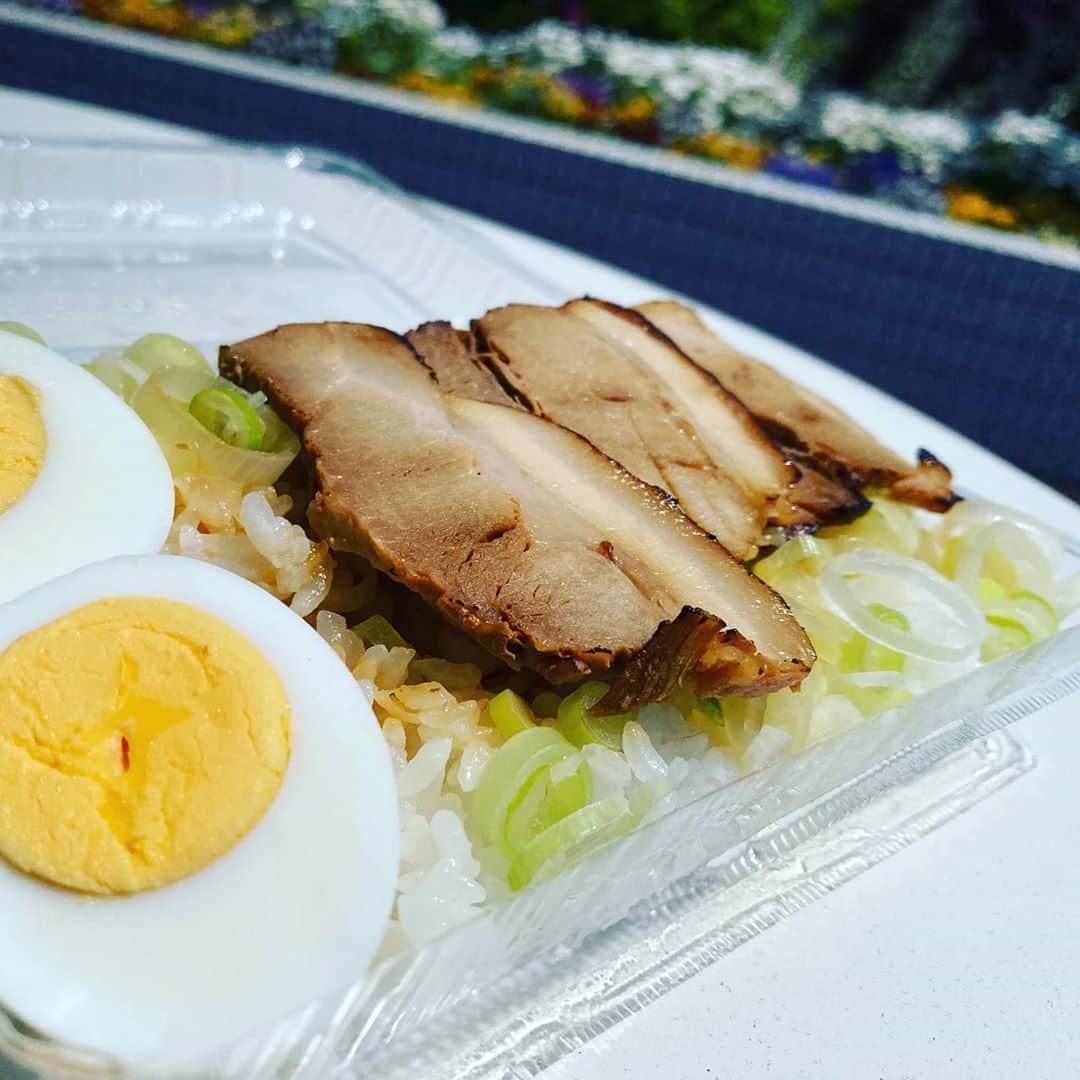 のインスタグラム：「【名古屋テイクアウト 12】麺屋 歌舞伎（八事） 4月1日に中京大学の隣にオープンしたばかりの、看板メニューが台湾まぜそばのラーメン店。3枚の炙りチャーシューときざみねぎは、言わずもがな相性は抜群。ワンコインのクオリティ超えています。まぜそばもテイクアウト対応とのこと。早くも気になっています🍜@menya_kabuki  名古屋市昭和区八事本町101-2 北原ビル1F  #昭和区 #テイクアウト #昭和区テイクアウト #名古屋テイクアウト #麺屋歌舞伎 #歌舞伎 #チャーシュー丼 #ラーメン #まぜそば #台湾まぜそば #おうち時間 #おうちご飯 #メーテレ #アナウンサー #倉橋友和 #倉めし #倉めしテイクアウト #3密を避けて #stayhome #stayathome #コロナに負けるな」