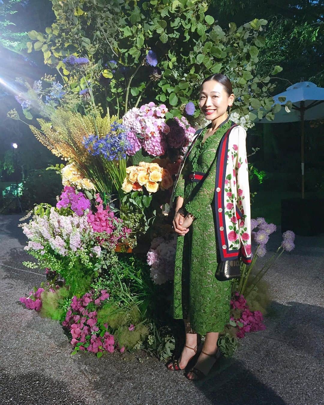 黒沢祐子さんのインスタグラム写真 - (黒沢祐子Instagram)「・ ・ 自分のクローゼットの中で一番好きなお洋服はこれ  41歳の時に出会い、清水の舞台から飛び降りる気持ちで 一生大事にすると手に入れた　@gucci のドレス  当時の広告には70歳くらいのおばあちゃまがこれを着ていて、わたしもこの歳まで着たい！と思ったのを覚えてる  誰にも合わないし、八百屋さんくらいしか行かないけど なんとなく今日はTシャツ、デニムに羽織ってみた やっぱり素敵だなぁ  グリーンカレーを作ろうと思っていたからグリーンなのかな？笑  ドレスアップで着るのも良いけど今日みたいな合わせがいまの自分には馴染むな わたしがこの世を旅立つ時は、これを一緒に入れて欲しいくらい😌 ・ ・ #life #fashion  #gucci  #guccigarden #stayhome #staysafe」4月28日 12時38分 - yukowedding