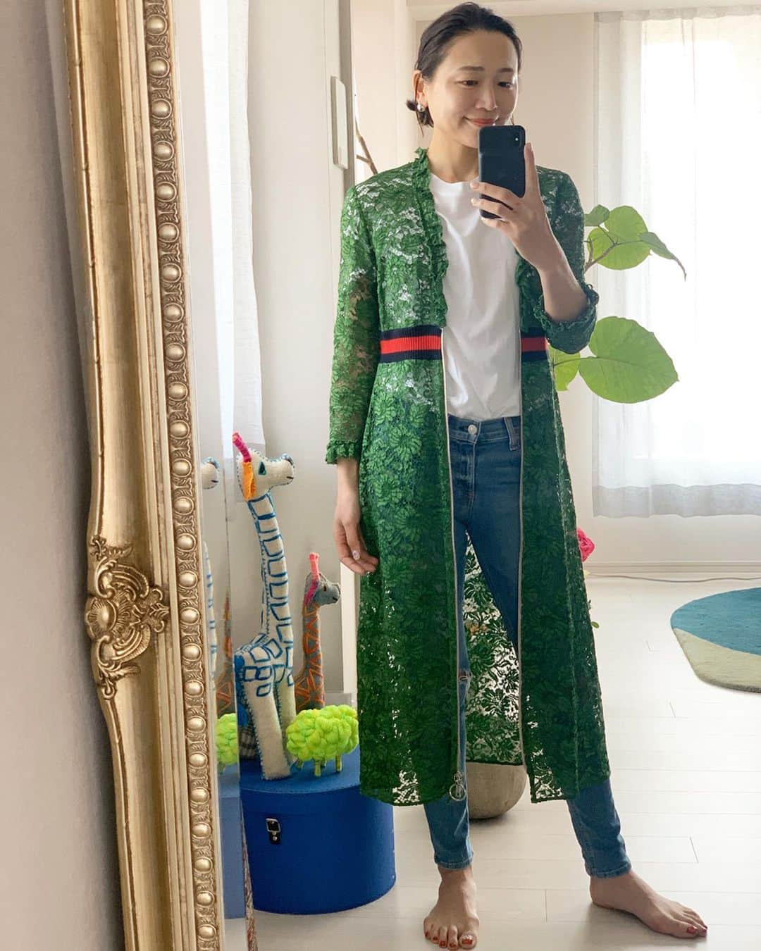 のインスタグラム：「・ ・ 自分のクローゼットの中で一番好きなお洋服はこれ  41歳の時に出会い、清水の舞台から飛び降りる気持ちで 一生大事にすると手に入れた　@gucci のドレス  当時の広告には70歳くらいのおばあちゃまがこれを着ていて、わたしもこの歳まで着たい！と思ったのを覚えてる  誰にも合わないし、八百屋さんくらいしか行かないけど なんとなく今日はTシャツ、デニムに羽織ってみた やっぱり素敵だなぁ  グリーンカレーを作ろうと思っていたからグリーンなのかな？笑  ドレスアップで着るのも良いけど今日みたいな合わせがいまの自分には馴染むな わたしがこの世を旅立つ時は、これを一緒に入れて欲しいくらい😌 ・ ・ #life #fashion  #gucci  #guccigarden #stayhome #staysafe」