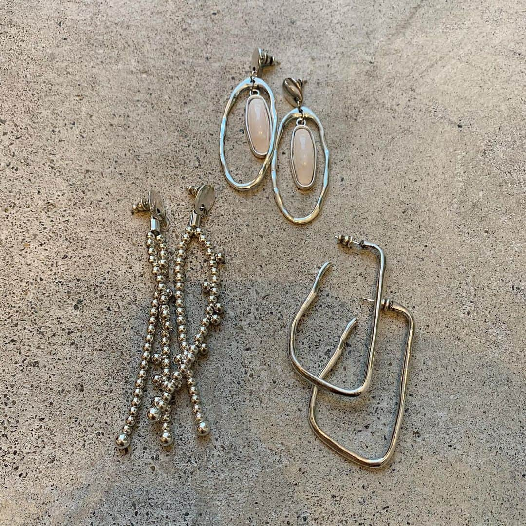 BEAMS WOMEN SHIBUYAさんのインスタグラム写真 - (BEAMS WOMEN SHIBUYAInstagram)「＜Otro Accesorio＞﻿ ﻿上から ・pierce 61-42-2439 ¥7,800+Tax 右 ・pierce 61-42-2436 ¥4,800+Tax 左 ・61-42-2165 ¥3,800+Tax －－－－－－－－－－－－－－﻿ いつもご覧頂き誠にありがとうございます。﻿ 4/8〜当面の間、臨時休業とさせて頂いております。﻿ 営業再開の際はInstagram・オフィシャルサイトでもお知らせ致しますので、ご確認くださいませ!﻿ ﻿ オンラインショップでの掲載もございますので、(一部オンラインショップでの掲載が無いアイテムがございます。何卒ご了承くださいませ。)﻿ ぜひ合わせてご覧下さい。﻿ ﻿ ﻿ 少しでもファッションを楽しんで頂けたら幸いです。﻿ TOPページURLより店舗フォロー、スタッフフォロー &お気に入りも宜しくお願い致します！﻿ 皆様ととびきりの笑顔でお会い出来る事を楽しみにしております。 ﻿ －－－－－－－－－－－－－－﻿ ﻿ ☎︎03-3780-5501﻿ #accessory#otroaccesorio #beams#beams_women_shibuya#raybeams#beamsboy#tokyo#ビームス#レイビームス#ビームスボーイ」4月28日 12時31分 - beams_women_shibuya