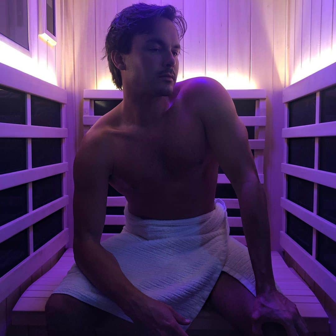 タイラー・ブラックバーンのインスタグラム：「This is a game changer. @clearlightsaunas100」