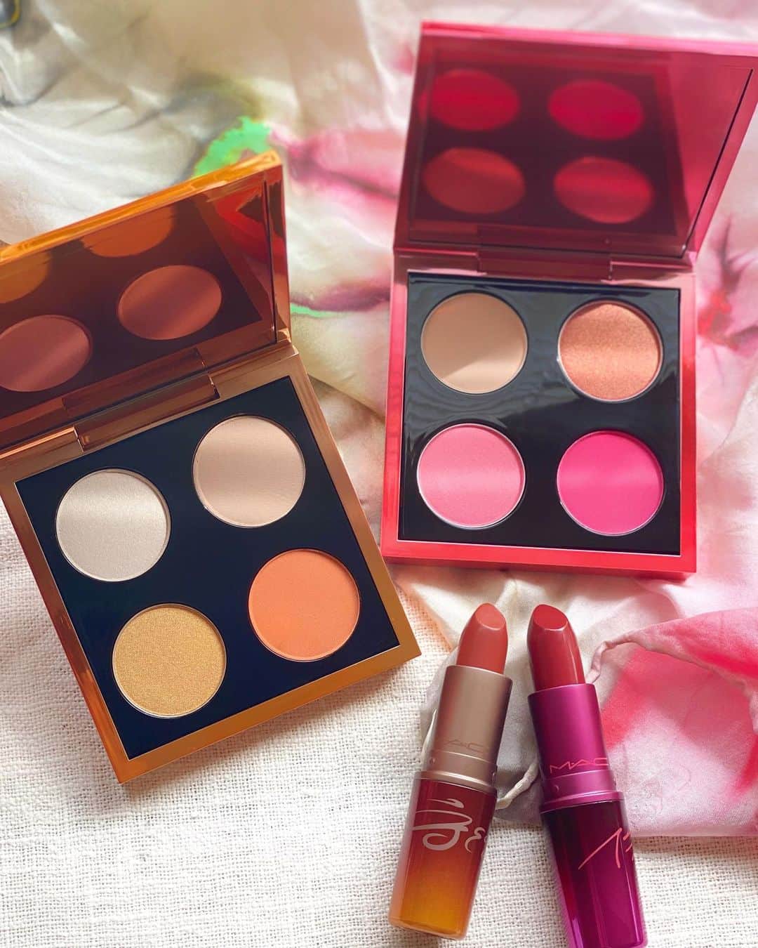 M∙A∙C Cosmetics Japanのインスタグラム：「【本日発売】中国の大ヒットモバイルゲーム「HONOR OF KINGS(王者栄耀)」とのコラボコレクションがM･A･C公式オンラインショップ限定で登場✨ ㅤ メイクが楽しくなる春カラーのアイパレットとリップスティックで気分を上げましょう🌼 ㅤ #MACHonorOfKings #macアーナーオブキングス」