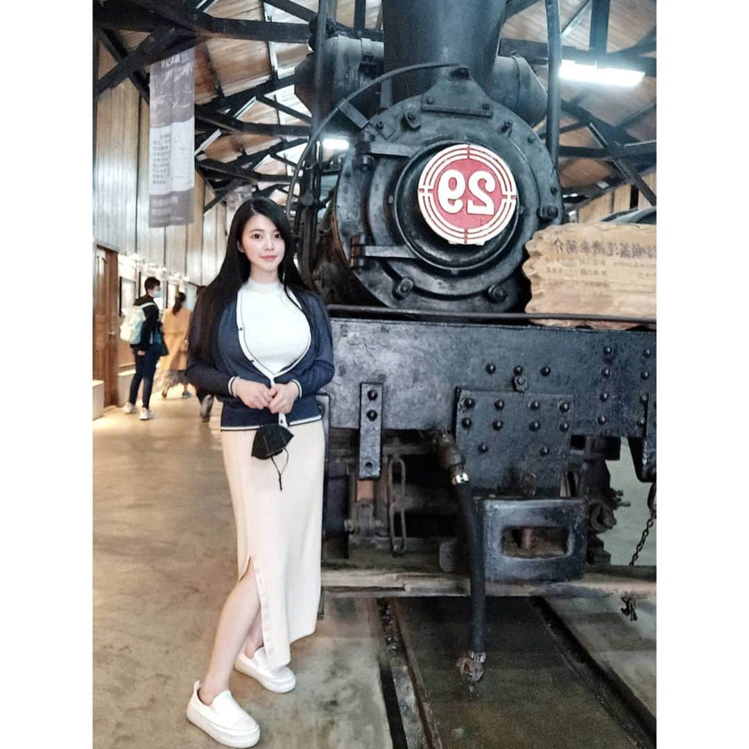 ジェーン・チェンさんのインスタグラム写真 - (ジェーン・チェンInstagram)「一日車掌小姐（誤😆) . 等到疫情穩定趨緩或結束後 歡迎大家來「嘉義」遊玩❤ 嘉義市區享用道地美食、南故宮/檜意森活村文藝熏陶、布袋/東石漁人碼頭海鮮、阿里山/奮起湖小火車森林漫遊~ . 我的故鄉、我愛家(嘉)！」4月28日 12時55分 - jane2321325