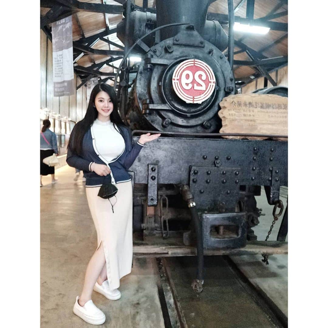 ジェーン・チェンさんのインスタグラム写真 - (ジェーン・チェンInstagram)「一日車掌小姐（誤😆) . 等到疫情穩定趨緩或結束後 歡迎大家來「嘉義」遊玩❤ 嘉義市區享用道地美食、南故宮/檜意森活村文藝熏陶、布袋/東石漁人碼頭海鮮、阿里山/奮起湖小火車森林漫遊~ . 我的故鄉、我愛家(嘉)！」4月28日 12時55分 - jane2321325