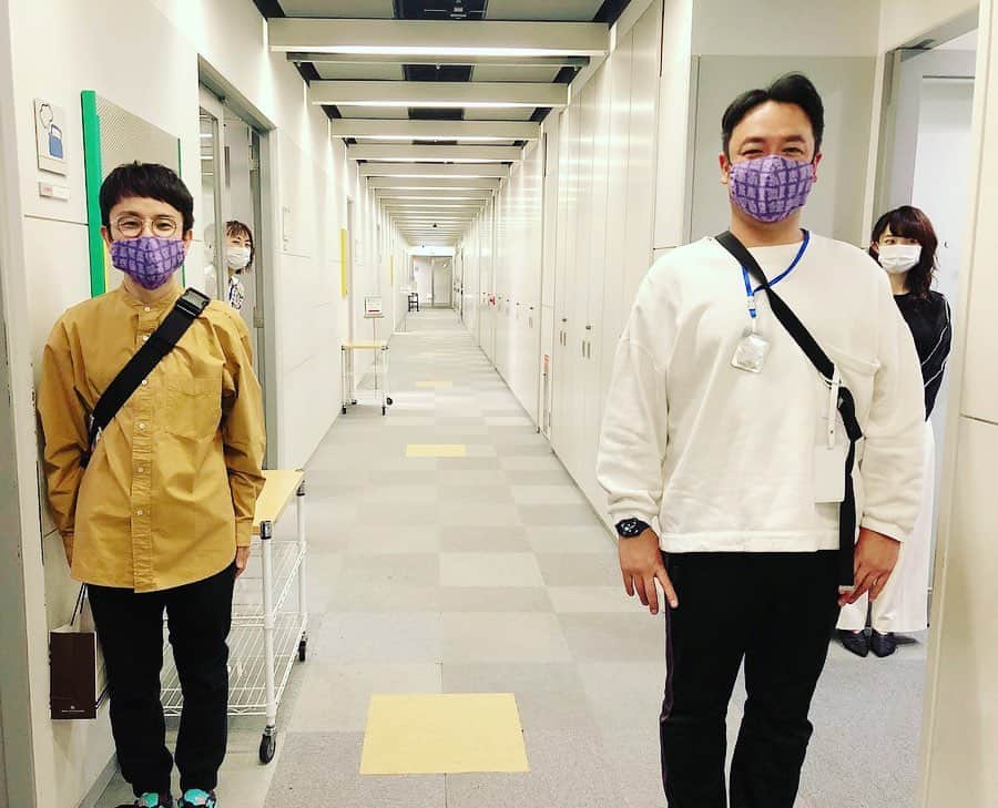 和田美枝のインスタグラム：「ソーシャルディスタンスを保っての一枚📷  真理恵さんと萌奈さんも🧚🏻‍♀️🧚🏻‍♀️ #たむけんさん #市川くん #オソロマスク #マスクもオシャレの1つ #マスクをすると市川くんの顎いがみバレない #良かったね #前田五郎師匠 #メッセージあいはらさんに #続く #襟なし服 #ウォーリーを探せ的な #高橋真理恵アナ #竹上萌奈アナ を #探せ #難易度2 #よーいドン」