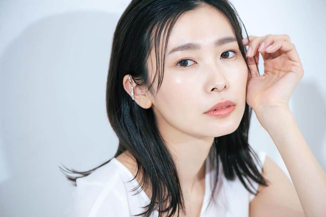 永瀬かおるのインスタグラム：「test shoot 白の世界…  camera @maru_1111  hairmake @yaggyy_____hm  styling @inouehakone  fashion @youozeki  #testshoot #永瀬かおる #作品撮り」