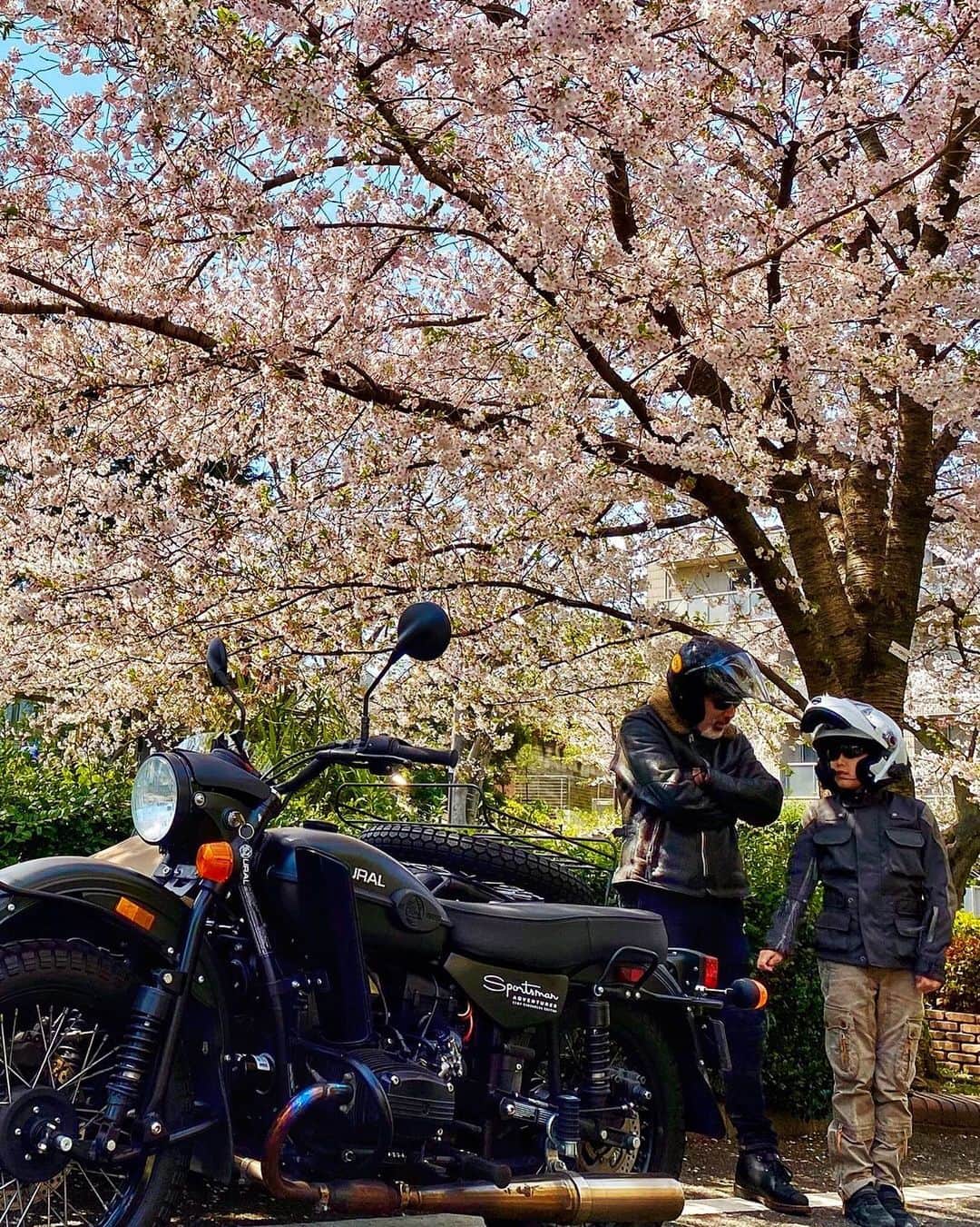 Ural Motorcyclesさんのインスタグラム写真 - (Ural MotorcyclesInstagram)「ウラルサイドカー。家族の絆を深めるマシン #ウラルアドベンチャー」4月28日 12時58分 - ural_japan_official