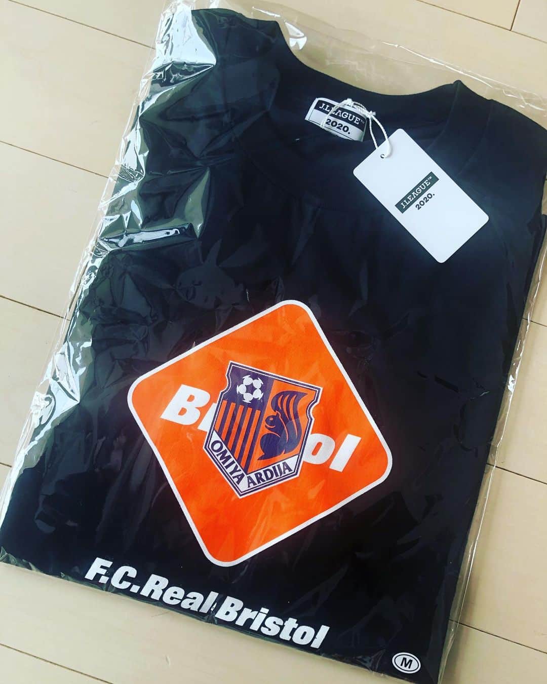 橋本早十のインスタグラム：「F.C.Real.Bristol好きにはたまらないコラボTシャツが届いた！もちろんアルディージャとのコラボ！記念！#soph#fcrealbristol#omiyaardija#大宮アルディージャ#collaborates#jleague」