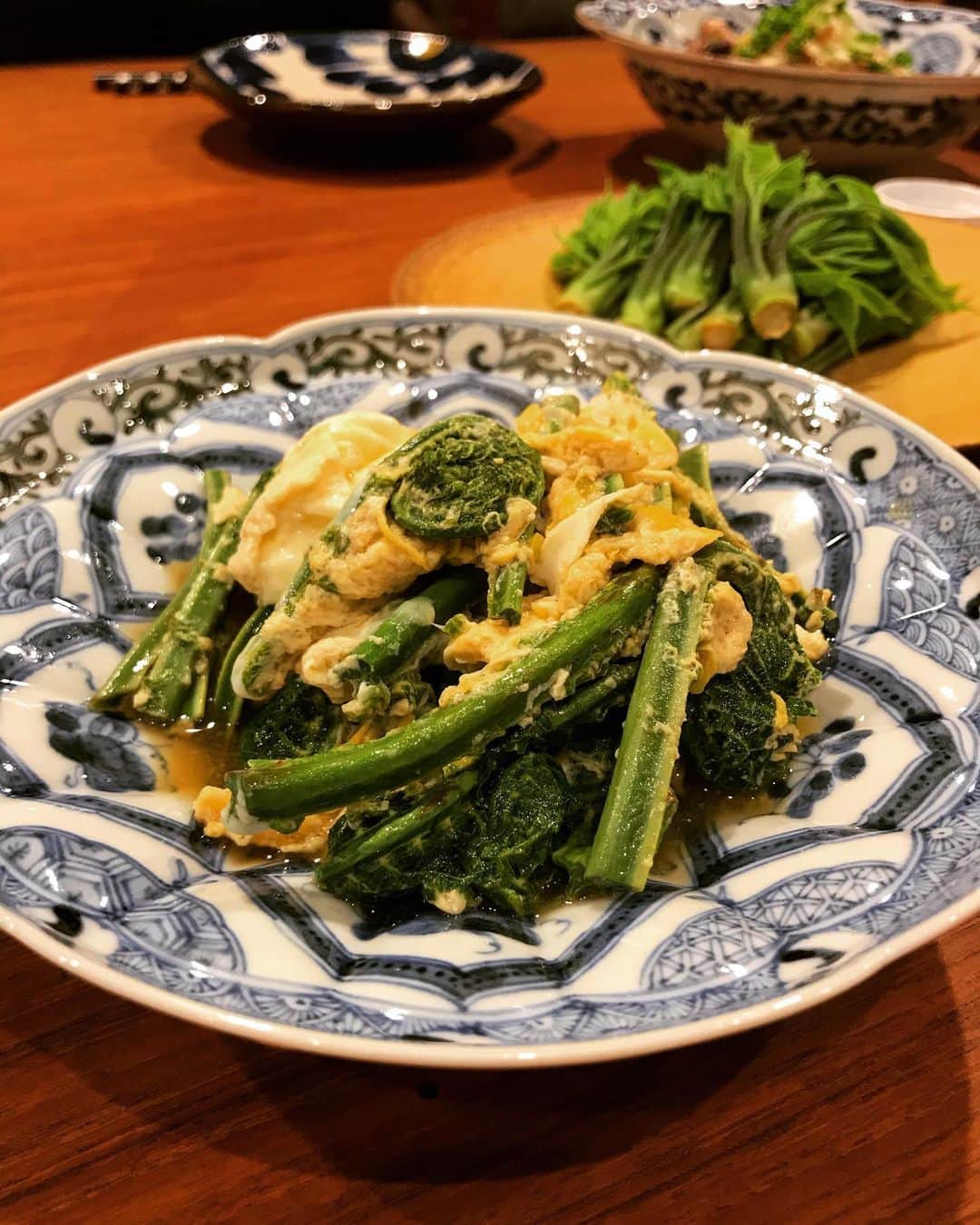 桜井誠のインスタグラム：「こごみの卵とじ 出汁と砂糖と酒と醤油 軽く炊いたら卵でとじて。 春の幸せ #桜井食堂 #山菜 #こごみ #春 #長左な逸品コンテスト」