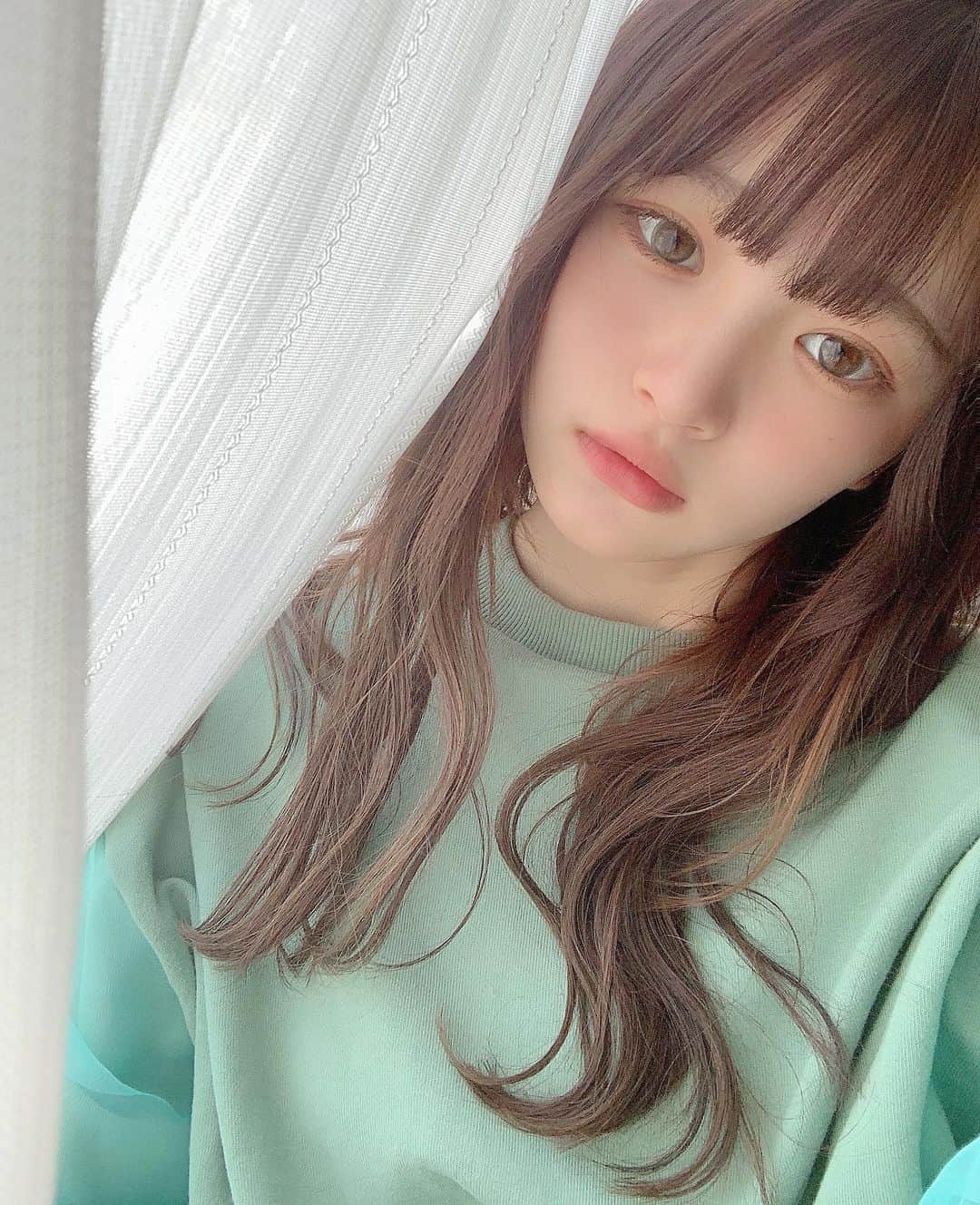 平野夢来（ゆぴぴ）のインスタグラム：「#おうち時間 ・ ・ おうち時間なのでメイクしたり寝たり寝たり食べたりしてます🥵 ・ ・ ヘアアイロンを姉の家に忘れて最近ずっとストレートだったけどお姉ちゃんのコテかりて久しぶりにウェーブ巻き‪‪❤︎‬‪‪❤︎‬ #lnstalike #like4like #f4f #lnstagood #lnstapic  #cecilmcbee」