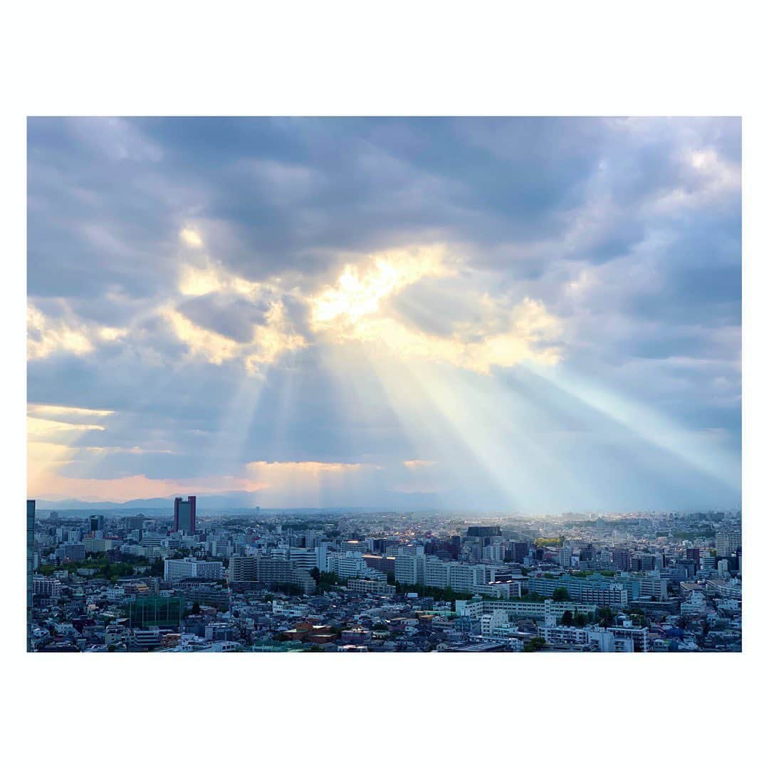 辻祐香のインスタグラム：「先週の金曜日の日没前。 ベールみたいだった。包まれてる方は多分気付いてない。  #なぜ金曜に載せない #日没 #夕暮れ時 #東京の空 #絶景 #tokyosunset #tokyosky #beautifulview」