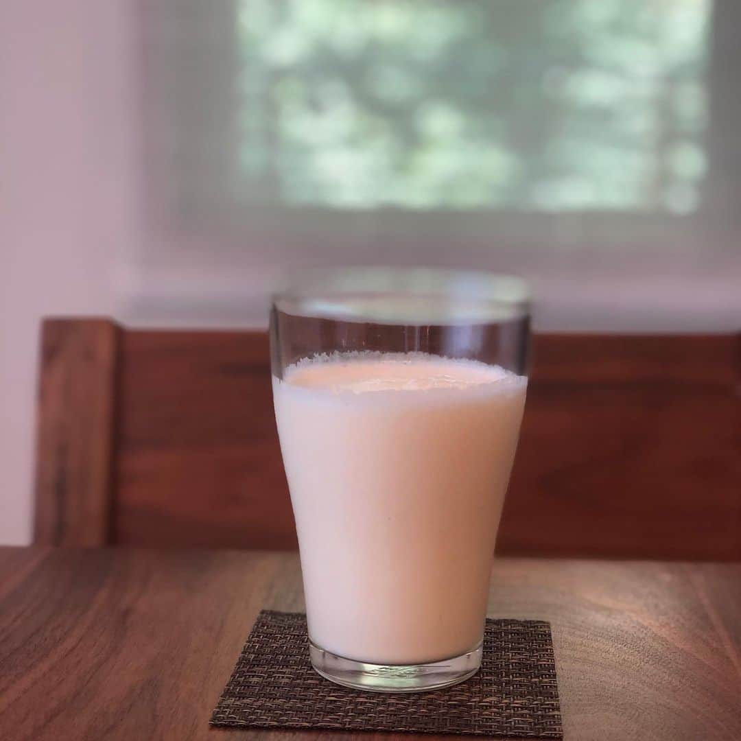 雨宮朋絵さんのインスタグラム写真 - (雨宮朋絵Instagram)「マンゴーラッシー 牛乳、ヨーグルト、セブンイレブンの冷凍マンゴー、はちみつをミックス。  #プラスワンプロジェクト  #もう一杯で酪農家支援 #stayhome  #はなまるな日をお過ごしください」4月28日 13時42分 - amemiyatomoe