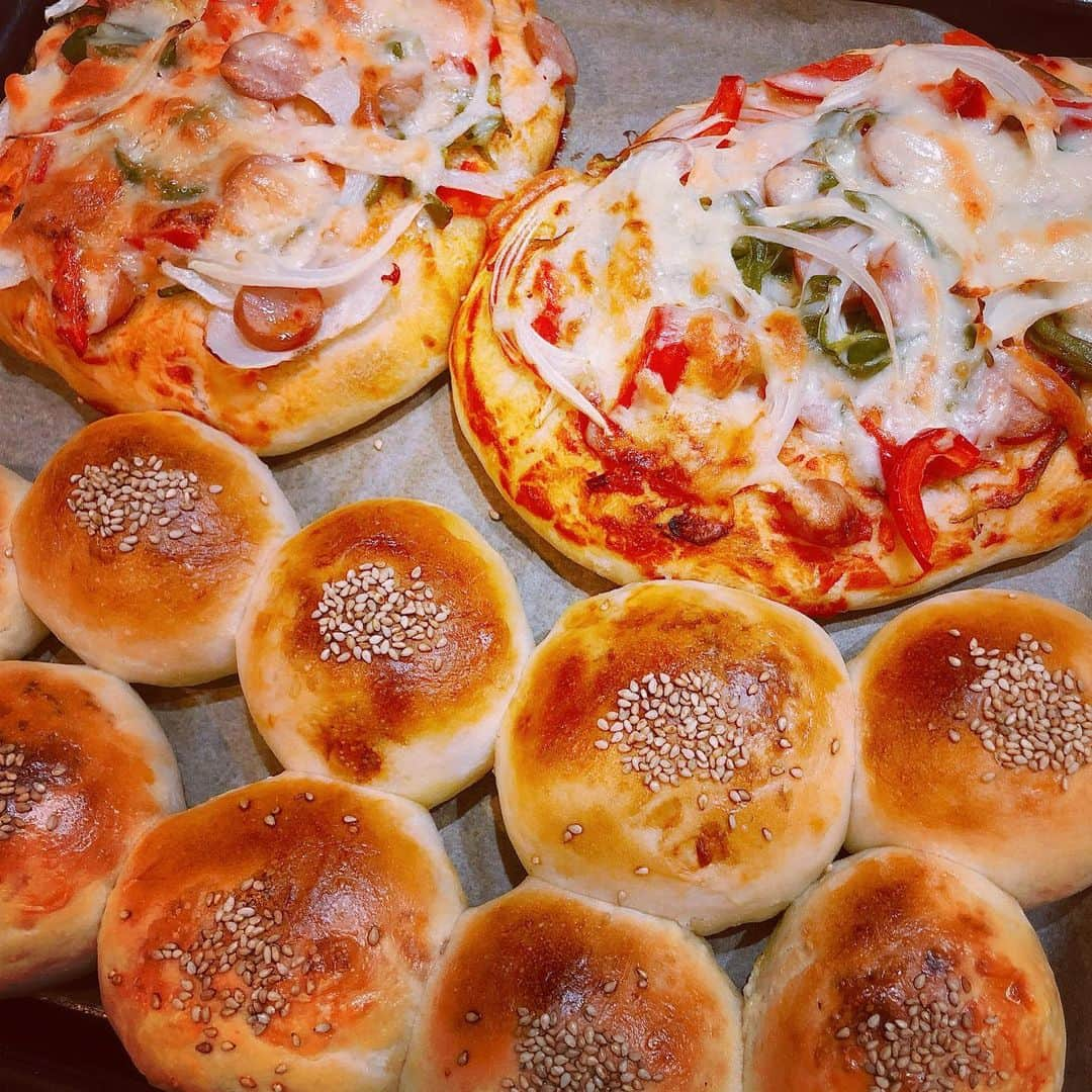 森本さやかさんのインスタグラム写真 - (森本さやかInstagram)「🍕🥯🍕🥯🍕🥯🍕 #ピザパン  #チーズパン  #手作りパン  #焼きたてパン  #手作り焼きたてパン  #お昼ごパン  #homebakery #homemadebread  #pizzabread #cheesebread  #cookingram 🍕🥯🍕🥯🍕🥯🍕」4月28日 13時42分 - sayakamorimoto1011