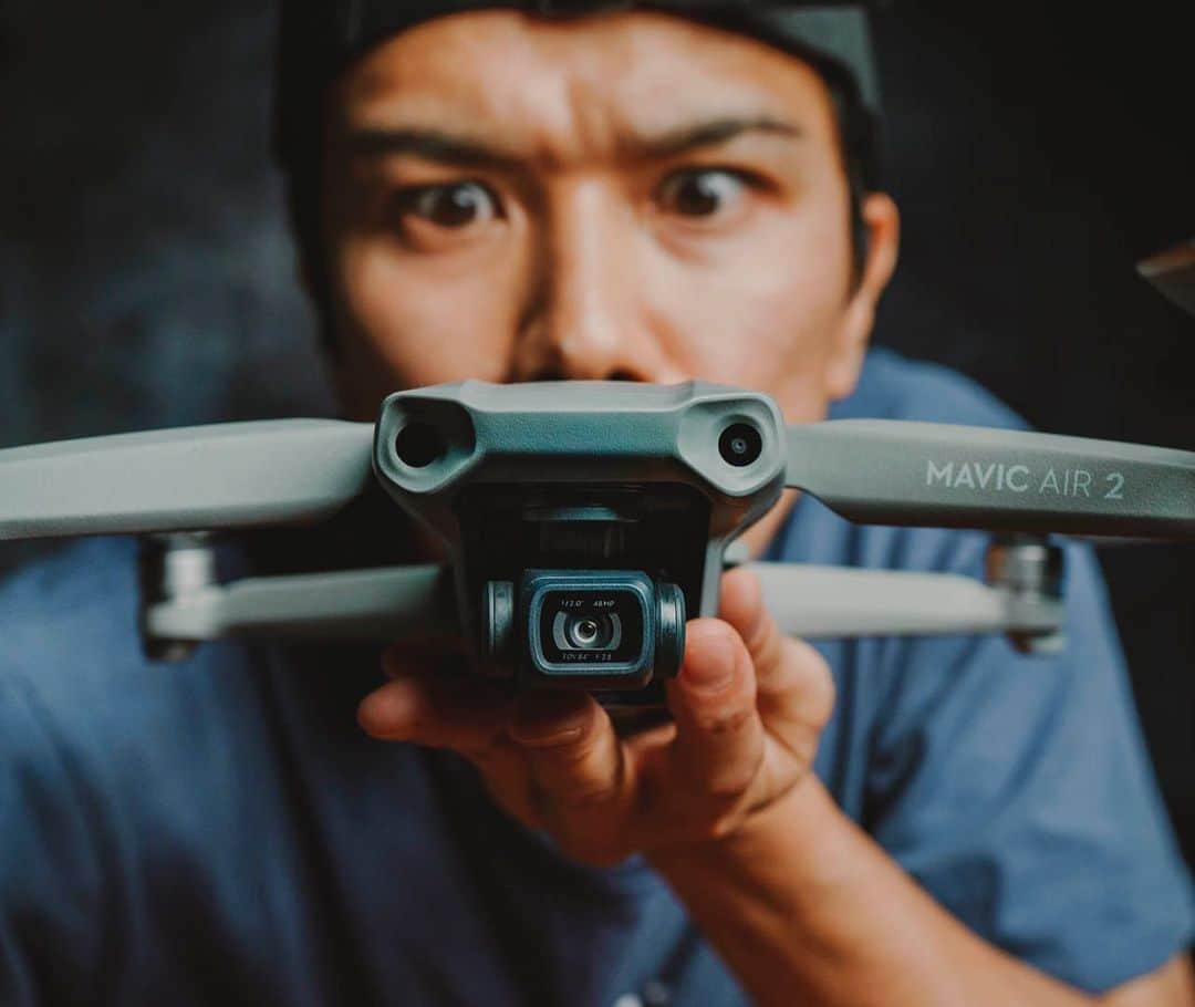 ビートないとーのインスタグラム：「DJIから新しいドローンが発表されました！そして、それがここにあります🕺✨ さっき動画もアップしたのでチェックして見てください🙏  映像の質にこだわりがあるけど、大きなドローンは持って行きたくない！という方にオススメ👍  ちなみに4K60Pでハイパーラプスでは8Kで撮影できる！  Log撮影は出来ないけど、アクティビティトラック機能、障害物検知システムの性能が最強に高い！」