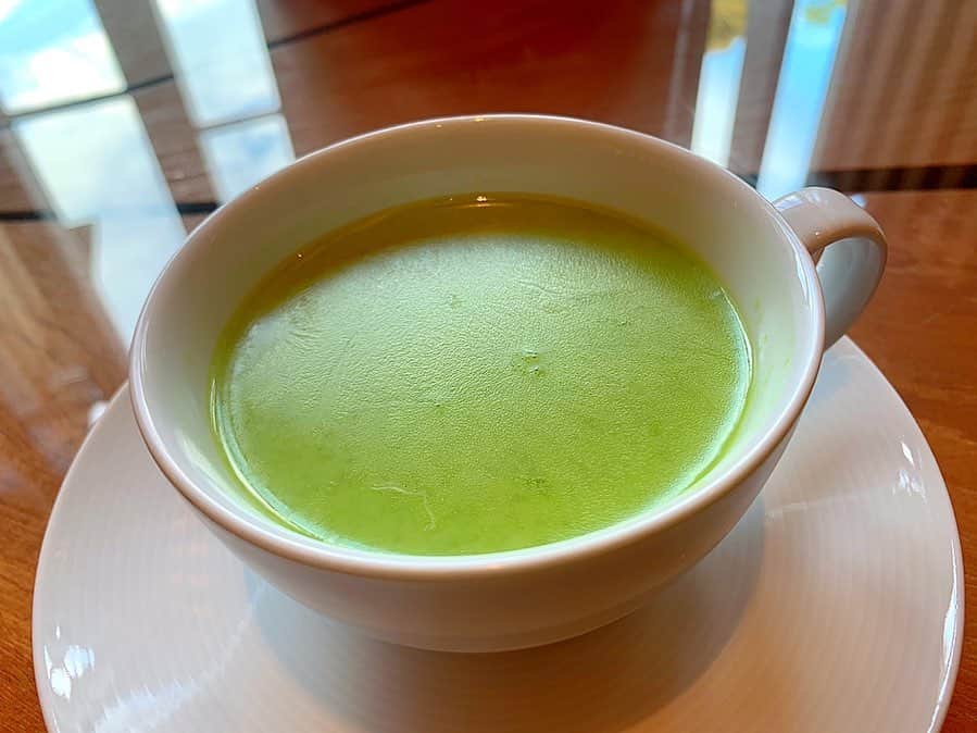 百合華さんのインスタグラム写真 - (百合華Instagram)「『Four Seasons Hotel Kyoto』にて『Salvatore Ferragamo』コラボの期間限定アフタヌーンティータイム🍽💕 ﻿ ﻿ 人気のフレグランス『Signorina』をイメージされた可愛らしいスイーツちゃん達にきゅんきゅんしちゃいます💖﻿ ﻿ 良いお天気で『Brasserie』の大きな窓からの眺められる青空と新緑の景色もとっても素敵🥰﻿ ﻿ 紅茶の茶葉の種類もすんごく多いので様々なフレイバーに癒されながら女子力を高められる優雅なひとときで御座いました❤️ ﻿ ﻿ #japan﻿ #日本﻿ #kyoto ﻿ #京都﻿ #fourseasonshotel ﻿ #fourseasonshotelkyoto ﻿ #フォーシーズンズホテル京都 ﻿ #afternoontea ﻿ #アフタヌーンティー﻿ #teatime ﻿ #ティータイム﻿ #salvatoreferragamo ﻿ #サルバトーレフェラガモ ﻿ #ferragamo ﻿ #フェラガモ﻿ #コラボ﻿ #コラボレーション﻿ #人気﻿ #fregrance ﻿ #フレグランス﻿ #signorina ﻿ #シニョリーナ﻿ #brasserie ﻿ #ブラッスリー﻿ #窓﻿ #青空﻿ #新緑﻿ #景色﻿ #紅茶﻿ #aumoグルメ﻿」4月28日 13時45分 - yurika.lovelily