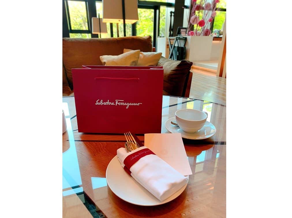 百合華さんのインスタグラム写真 - (百合華Instagram)「『Four Seasons Hotel Kyoto』にて『Salvatore Ferragamo』コラボの期間限定アフタヌーンティータイム🍽💕 ﻿ ﻿ 人気のフレグランス『Signorina』をイメージされた可愛らしいスイーツちゃん達にきゅんきゅんしちゃいます💖﻿ ﻿ 良いお天気で『Brasserie』の大きな窓からの眺められる青空と新緑の景色もとっても素敵🥰﻿ ﻿ 紅茶の茶葉の種類もすんごく多いので様々なフレイバーに癒されながら女子力を高められる優雅なひとときで御座いました❤️ ﻿ ﻿ #japan﻿ #日本﻿ #kyoto ﻿ #京都﻿ #fourseasonshotel ﻿ #fourseasonshotelkyoto ﻿ #フォーシーズンズホテル京都 ﻿ #afternoontea ﻿ #アフタヌーンティー﻿ #teatime ﻿ #ティータイム﻿ #salvatoreferragamo ﻿ #サルバトーレフェラガモ ﻿ #ferragamo ﻿ #フェラガモ﻿ #コラボ﻿ #コラボレーション﻿ #人気﻿ #fregrance ﻿ #フレグランス﻿ #signorina ﻿ #シニョリーナ﻿ #brasserie ﻿ #ブラッスリー﻿ #窓﻿ #青空﻿ #新緑﻿ #景色﻿ #紅茶﻿ #aumoグルメ﻿」4月28日 13時45分 - yurika.lovelily