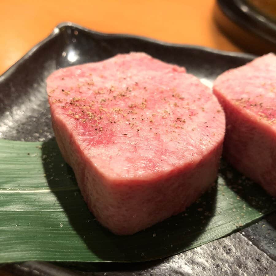 東京肉レポートさんのインスタグラム写真 - (東京肉レポートInstagram)「思い出すだけで涎が出てくる！厚切りタンはお店でしか食べられないから、食べたすぎて夢に出てきそう！「しみず」では絶品テイクアウトやってるので、しばらくはそれで乗り切る！テイクアウト詳細はストーリーズハイライトまで！ ﻿ 価格帯：8,000〜12,000円﻿ オススメメニュー：厚切りタン、上ハラミ ﻿ I dreamed of this Wagyu tongue last night ! ﻿ #しみず #不動前 #不動前グルメ #ハンバーガー #焼肉 #ステーキ #ユッケ #すき焼き #肉 #和牛 #牛 #グルメ #東京肉レポート #肉レポ #kokoro #ginza #hamburger #yakiniku #wagyu #beef #steak #instafood #food #foodie #barbecue #bbq #tokyo #tokyo_wagyu_report」4月28日 13時46分 - tokyo_wagyu_report