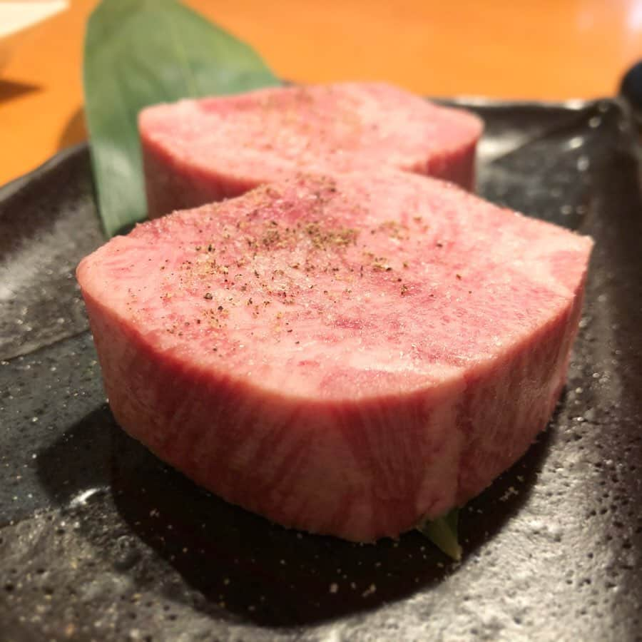 東京肉レポートさんのインスタグラム写真 - (東京肉レポートInstagram)「思い出すだけで涎が出てくる！厚切りタンはお店でしか食べられないから、食べたすぎて夢に出てきそう！「しみず」では絶品テイクアウトやってるので、しばらくはそれで乗り切る！テイクアウト詳細はストーリーズハイライトまで！ ﻿ 価格帯：8,000〜12,000円﻿ オススメメニュー：厚切りタン、上ハラミ ﻿ I dreamed of this Wagyu tongue last night ! ﻿ #しみず #不動前 #不動前グルメ #ハンバーガー #焼肉 #ステーキ #ユッケ #すき焼き #肉 #和牛 #牛 #グルメ #東京肉レポート #肉レポ #kokoro #ginza #hamburger #yakiniku #wagyu #beef #steak #instafood #food #foodie #barbecue #bbq #tokyo #tokyo_wagyu_report」4月28日 13時46分 - tokyo_wagyu_report