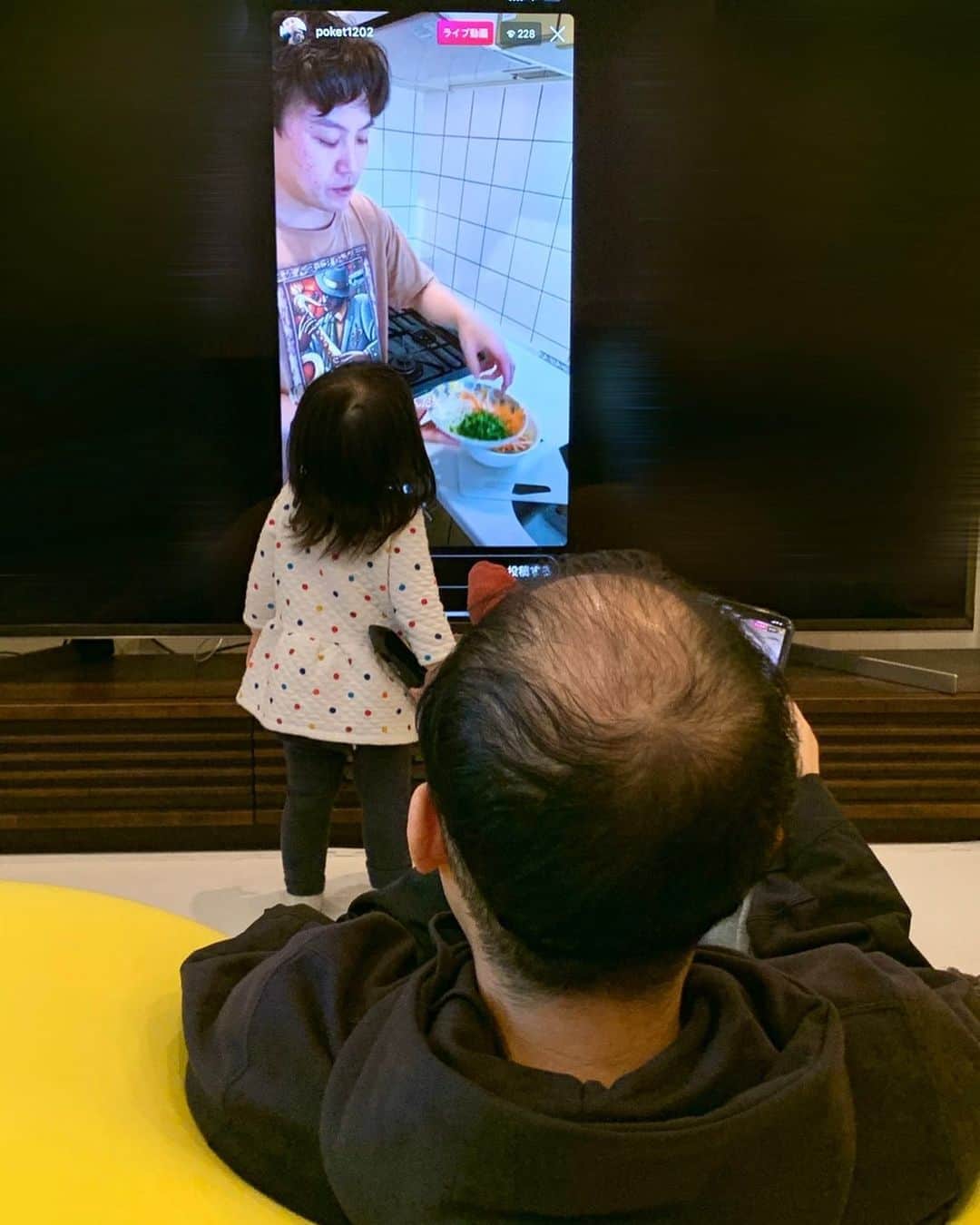 のインスタグラム：「大画面でおたけのインスタライブ全部みてた。 とても、贅沢な時間とテクノロジーの使い方だった。 コメントひたすらしてた笑  手前にあるのは玉ねぎじゃないよ。  #stayhome  #おうち時間 #玉ねぎ #パクセロイになれるのはパクソジュンだけ  #インスタライブ #コメント嵐 #ジャングルポケット #おうち時間」