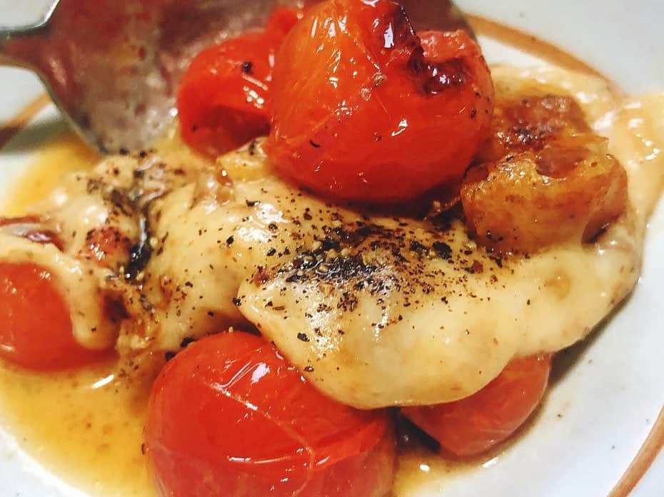 ちなり（高橋知成）さんのインスタグラム写真 - (ちなり（高橋知成）Instagram)「モッツァレラチーズとトマトを焼いてタバスコかけて食べた。やっすい赤ワインと共に。　#焼きトマト　#トマト　#モッツァレラチーズ　#ワインのお供」4月28日 13時49分 - chinarileah