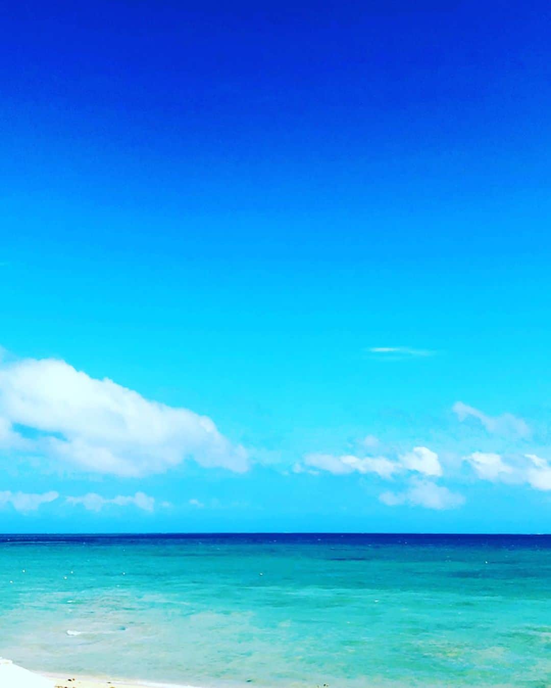 小林佳果さんのインスタグラム写真 - (小林佳果Instagram)「南の島に行きたい。 だけど、それは今じゃない。  また導かれる日が、 いつかきっと来る。  その日まで、 大好きな場所に想いを馳せる。 島の音楽を聴きながら。  #うちで過ごそう　#おうち時間 #島時間　#島唄 #天使の梯子　#いつかまた行きたい」4月28日 13時50分 - keika_kobayashi