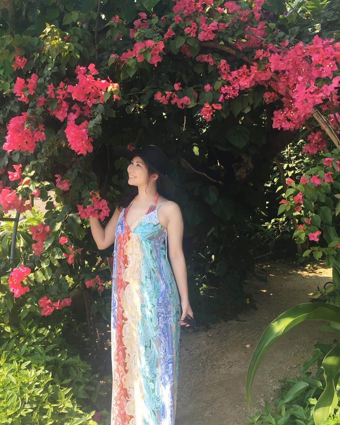 小林佳果さんのインスタグラム写真 - (小林佳果Instagram)「南の島に行きたい。 だけど、それは今じゃない。  また導かれる日が、 いつかきっと来る。  その日まで、 大好きな場所に想いを馳せる。 島の音楽を聴きながら。  #うちで過ごそう　#おうち時間 #島時間　#島唄 #天使の梯子　#いつかまた行きたい」4月28日 13時50分 - keika_kobayashi