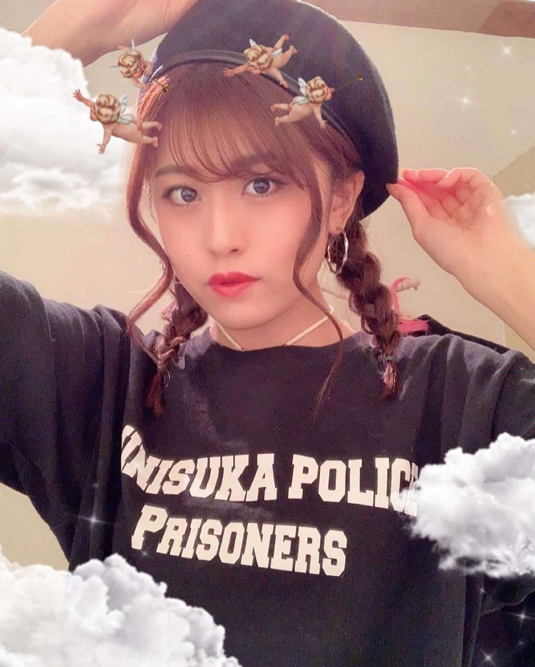 長澤佑香さんのインスタグラム写真 - (長澤佑香Instagram)「﻿ 今日もOnlyFIVE職人になる、、౾✍( ˘ω˘ )﻿ ﻿ おうち時間楽しみましょーう！﻿ ﻿ 配信も待ってるよ🙂﻿ Pocochaにて18:30～と22:00～やります💖﻿ もう今月50時間以上も配信してる、、🤣🤣﻿ こうなったら今月60時間目指すぞ！！！！笑﻿ 配信機材も早くプロ仕様に揃えたいな～～💸﻿ ﻿ そして5月1日17:00～SHOWROOMもお試し﻿ 配信することになりました꙳★*ﾟ﻿ 全然やり方分からないけど🤷🏻‍♀️やってみよ✊🏻﻿ ﻿ #onlyfive #pococha #showroom #liver﻿ #アイドル #ミニスカポリス #ライバー﻿ #自撮り #いいね返し #셀카 #셀피 #selfie」4月28日 14時05分 - ykngsw