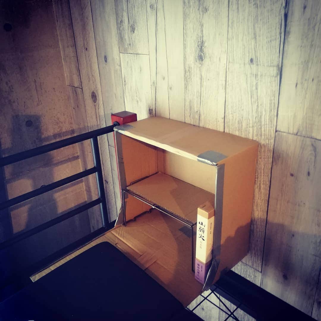 松本隆博のインスタグラム：「。 クラフト魂…と言えば カッコええけど単なる 貧乏性^^;(^_^)なんだ。。 ベッド横の棚を段ボール で作るという(^-^)。 ～人生遊歩道～」