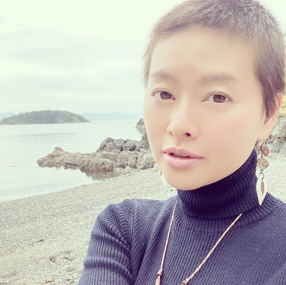 吉野紗香さんのインスタグラム写真 - (吉野紗香Instagram)「I forgot to apply sunscreen. 🤦🏻‍♀️I want to forget that I have forgotten to apply sunscreen if I can.😳 #sunscreen #forgot #privatebeach #muffin #pug #uniqlo #knit #doress #hineck #hineckdress #navyblue #日焼け止め　#忘れた　#そのこと忘れたい　#プライベートビーチ　#マフィン　#パグ　#ユニクロ　#ハイネックニットドレス　#ネイビー」4月28日 14時09分 - sayakayoshino_official