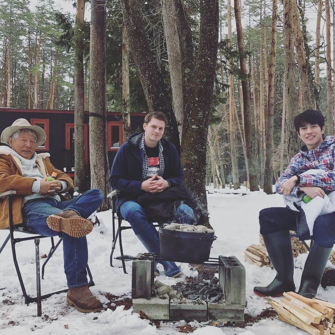 村雨辰剛さんのインスタグラム写真 - (村雨辰剛Instagram)「村雨式キャンプでは今キャンプの達人清水国明さん @9292aki432 と若きイケメン俳優の高垣英一郎さん　@eiichiro_takagaki のお二人をお迎えしています。3月の撮影でしたが真冬のように景色は美しく雪化粧される中、本格的にキャンプの挑戦となりました。🏕 #フジテレビ  火曜日　21：54分〜　是非ご覧ください！　 #村雨式キャンプ」4月28日 14時11分 - tatsumasa.murasame