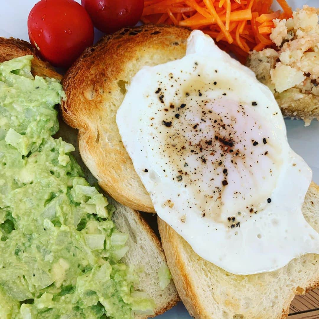 久冨慶子さんのインスタグラム写真 - (久冨慶子Instagram)「・ 🥑アボカドディップ🥑 レシピのお問い合わせいただいたので載せます！ 【材料】 アボカド 2分の1 新玉葱　4分の1 オリーブオイル　適量 レモン汁　適量 塩胡椒　適量 【作り方】 ①新玉葱はみじん切りに🧅 玉葱の場合は私は胃もたれしてしまうので スライスして水にさらしてから みじん切りにします！ ②ボールにアボカドを入れ オリーブオイルとレモン汁を入れて潰しペースト状に🥑 ③１と２を合わせて塩胡椒で味をととのえる😋 できあがりです🙌 とっても簡単です✨✨ これでトースト2枚分できます。 こんな写真ですみません。。 参考になったら嬉しいです！！ ＊ ＊ #アボカドディップ #あさごぱん  #久冨食堂」4月28日 14時16分 - keiko0hisatomi