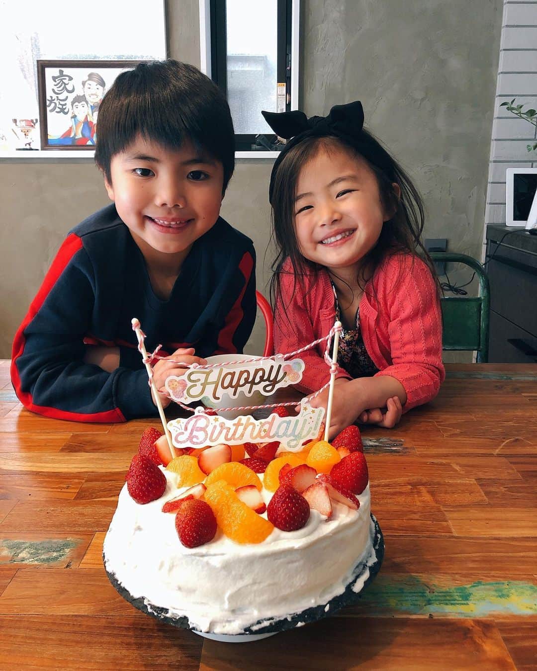 大西宏明のインスタグラム：「40歳になりました✨  ここ数年 毎年この時期は二日酔いでしたので…🤮ある意味 平和な誕生日を迎えれました😂  まだまだ若く楽しくアグレッシブに40代をやや早のジョギング程度で走ろうと思います💪  皆様へ御願い‼️‼️ 落ち着いたら遊んで下さい🥺🥺🥺 #4月28日 #誕生日 #mybirthday  #40歳 #子供達 #手作りケーキ #有難う #皆様 #これからも宜しくお願い致します #smile #ほなっ！！」