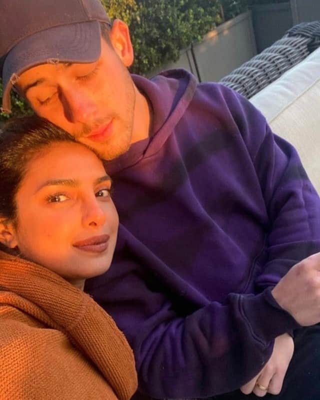 Vogueさんのインスタグラム写真 - (VogueInstagram)「"Nick is a Type 1 diabetic, so we felt it was important to go into quarantine almost immediately," says @priyankachopra. "I’m so grateful we’re together at this time, and that we weren’t stuck in different parts of the world because we both travel so much." Tap the link in our bio to read how @priyankachopra and @nickjonas have been staying creative (and grateful) during quarantine. #VoguePostcardsFromHome」4月29日 1時11分 - voguemagazine
