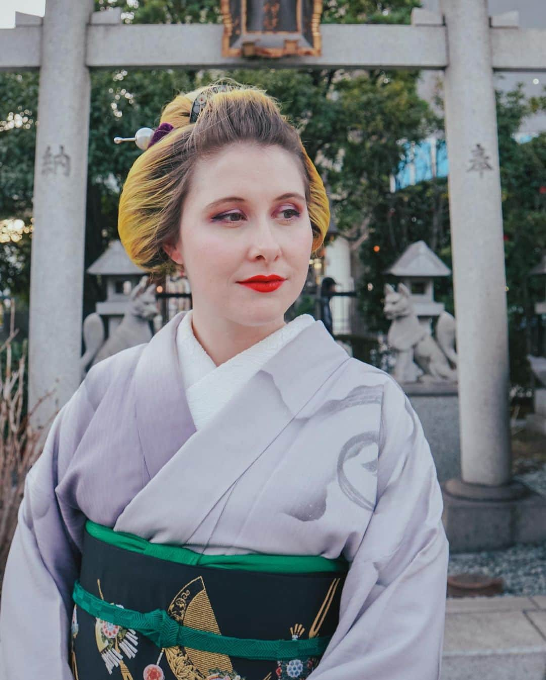 Anji SALZさんのインスタグラム写真 - (Anji SALZInstagram)「Kimono #ootd from February when I went to see the farewell ceremony of sumo wrestler Takekaze 😍🙇🏻‍♀️❤️ I don’t have many occasions to dress up in fancy kimono 👘 however this was the perfect occasion to wear out the light purple dragon Tsukesage (formal) kimono. The Kanazashi (hair accessory) Obi fitted perfectly with my hair. Just a little meh point was that it was kinda long and I had trouble aligning the pattern nicely in the back.. so it’s repeating 😩🙄 That happens when I’m in a rush 😂 Are you a fan of formal or mainly casual kimono? ❤️ #salztokyo #mainichikimono」4月29日 1時14分 - salztokyo