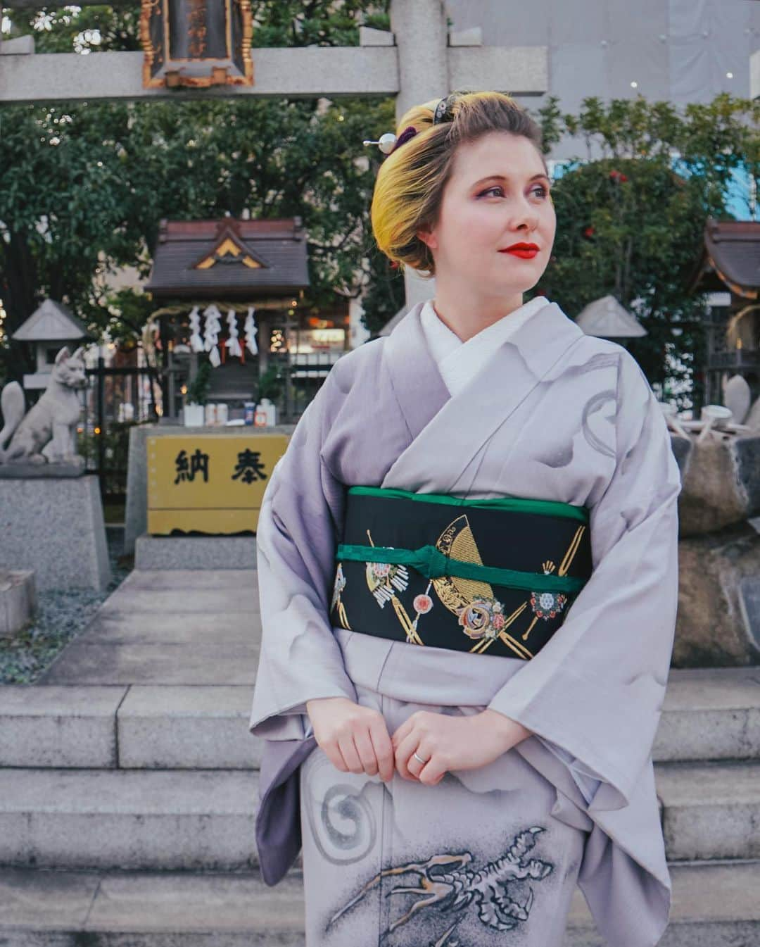 Anji SALZさんのインスタグラム写真 - (Anji SALZInstagram)「Kimono #ootd from February when I went to see the farewell ceremony of sumo wrestler Takekaze 😍🙇🏻‍♀️❤️ I don’t have many occasions to dress up in fancy kimono 👘 however this was the perfect occasion to wear out the light purple dragon Tsukesage (formal) kimono. The Kanazashi (hair accessory) Obi fitted perfectly with my hair. Just a little meh point was that it was kinda long and I had trouble aligning the pattern nicely in the back.. so it’s repeating 😩🙄 That happens when I’m in a rush 😂 Are you a fan of formal or mainly casual kimono? ❤️ #salztokyo #mainichikimono」4月29日 1時14分 - salztokyo