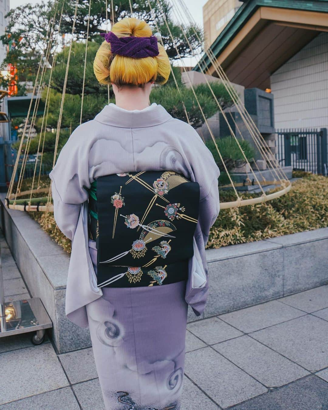 Anji SALZさんのインスタグラム写真 - (Anji SALZInstagram)「Kimono #ootd from February when I went to see the farewell ceremony of sumo wrestler Takekaze 😍🙇🏻‍♀️❤️ I don’t have many occasions to dress up in fancy kimono 👘 however this was the perfect occasion to wear out the light purple dragon Tsukesage (formal) kimono. The Kanazashi (hair accessory) Obi fitted perfectly with my hair. Just a little meh point was that it was kinda long and I had trouble aligning the pattern nicely in the back.. so it’s repeating 😩🙄 That happens when I’m in a rush 😂 Are you a fan of formal or mainly casual kimono? ❤️ #salztokyo #mainichikimono」4月29日 1時14分 - salztokyo