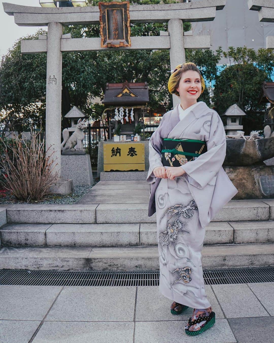 Anji SALZさんのインスタグラム写真 - (Anji SALZInstagram)「Kimono #ootd from February when I went to see the farewell ceremony of sumo wrestler Takekaze 😍🙇🏻‍♀️❤️ I don’t have many occasions to dress up in fancy kimono 👘 however this was the perfect occasion to wear out the light purple dragon Tsukesage (formal) kimono. The Kanazashi (hair accessory) Obi fitted perfectly with my hair. Just a little meh point was that it was kinda long and I had trouble aligning the pattern nicely in the back.. so it’s repeating 😩🙄 That happens when I’m in a rush 😂 Are you a fan of formal or mainly casual kimono? ❤️ #salztokyo #mainichikimono」4月29日 1時14分 - salztokyo
