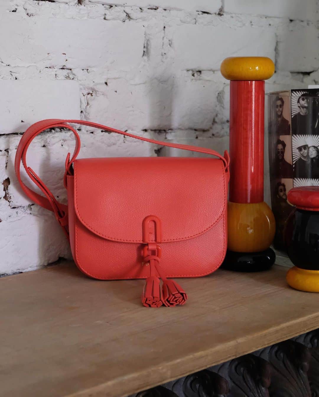フルラのインスタグラム：「“I feel extremely Italian… I feel it in the way I approach life, to look for beauty in everything even in the details”. @theuniqueorn chose a Furla 1927 Mini Crossbody to brighten up her outfits: a red bag is so timeless. Get inspired by her story, link in bio.  #thefurlasociety #furlafeeling #newcollection #furla #accessories #fashion」