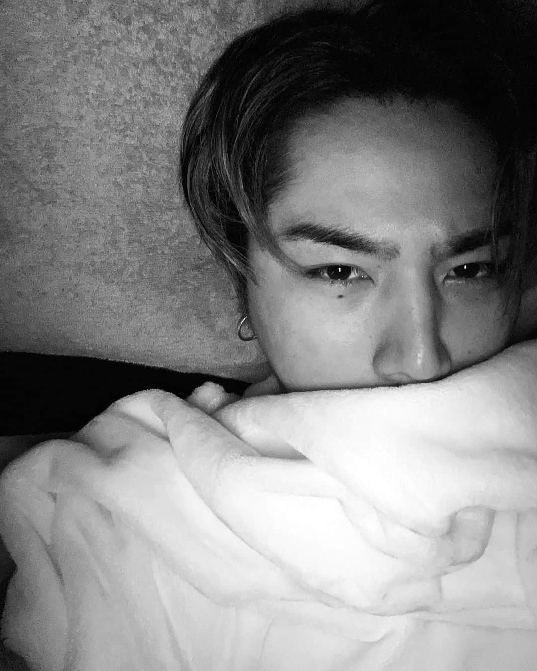 のインスタグラム：「GN🖤🌙 #寝れるかな😅 #とりあえずベッドに入ります」