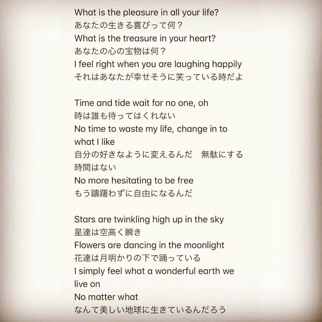 SAYUKIさんのインスタグラム写真 - (SAYUKIInstagram)「2月にリリースされた　@kotaro_saito プロデュースの「Hello」。私は作詞とヴォーカルを担当しましたが、英歌詞なので直訳を見たい！とのお声を度々いただきまして、ど直訳してみました。 英語で作詞をする時は、始めから英語で書くので日本語の歌詞はないのですが、日英両ver.ある時はそれぞれ書いています。今までリリースした楽曲も日本語ver.が英語の訳ではありません。 テーマや伝えたい事が同じでも、それぞれの言語で素敵な響きの言い回しが違うと感じるからです。 私はほぼ独学で英語を学んだので、ネイティブではありませんが、自分らしく伝えたい事を真っ直ぐに言葉に出来ているかを大切にしています。 と言う事で、もしもHelloに日本語ver.があったら直訳とは全く違う歌詞になっていると思います😁  ちなみに、プロデューサーの耕太郎くんが意訳(原文の語句の一つ一つにこだわらず、全体の意味に重点をおいて翻訳する事)も作ってくれたのですが、とっても素敵な訳だったので、先日公開したReasonみたいな、日本語字幕付きMVも出来たら良いなあと思っています。 HelloのフルMVはYoutubeでお楽しみください😊  この歌詞を書いたのは年末で、この時に今の状況は予想だにしませんでした。 美しい地球で、可能性に満ちた未来で、また目の前で顔を見ながらハローと笑い合える日が早く来るように、心の底から願っています。  #songwriting #作詞　#直訳　#translation #lyrics #歌詞　 #singersongwriter #japaneseartist」4月28日 23時58分 - sayukisvoice