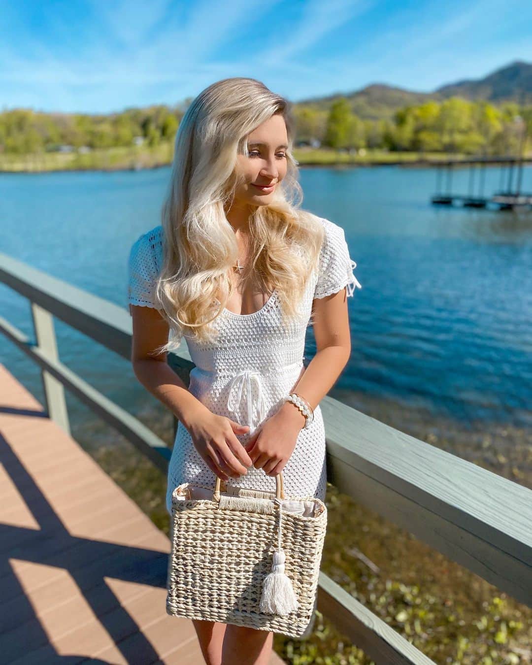 サシャ・カリスのインスタグラム：「Enjoying the sunshine 🌞  What are you most thankful for today? 💗✨ 👜 @looks.like.summer You can get 20% off this purse with code: BAHAMASGIRL It’s $60 without the discount! I’ve linked it in my stories」