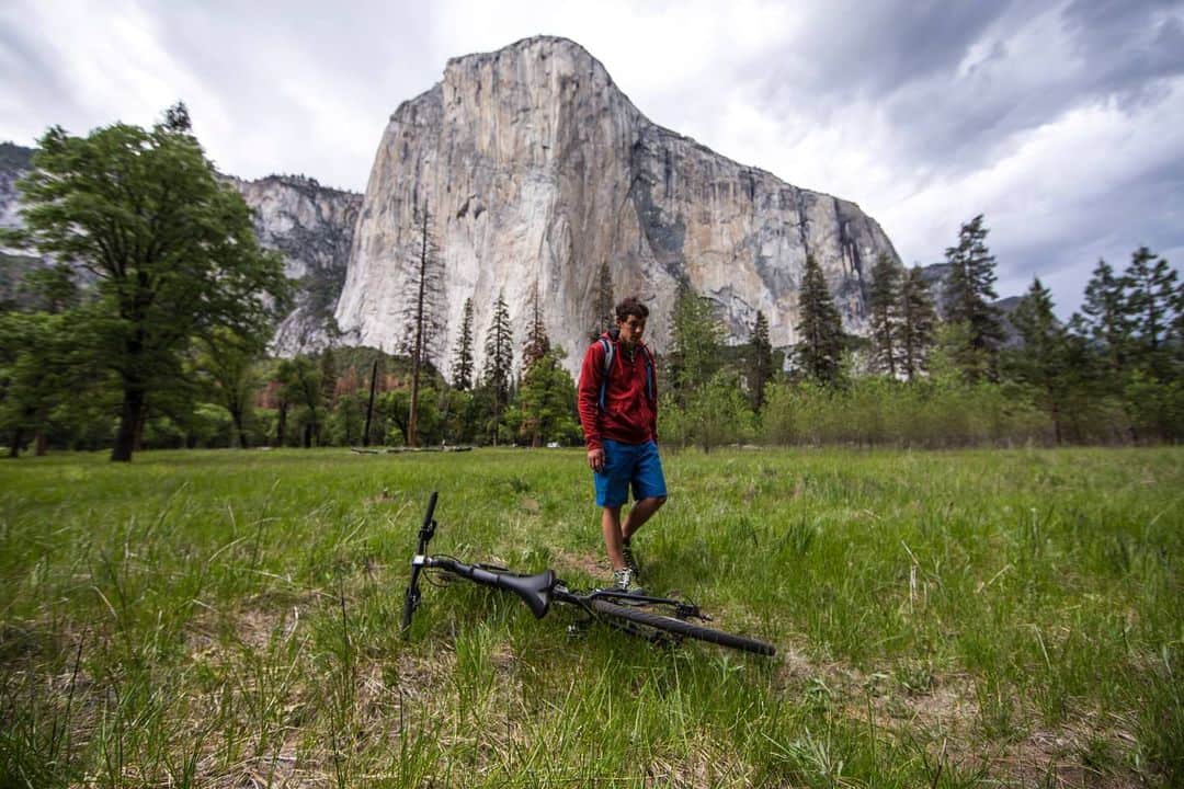 アレックス・オノルドのインスタグラム：「Today’s environmental musing: personal vs collective action. I’ve often struggled with the seeming futility of personal action in the face of global problems like climate change. The reality is that the kinds of big changes we need won’t happen without collective action. Things like a price on carbon or reducing fossil fuel subsidies (or big ag subsidies, the topic of yesterday’s rant) each have to be legislated. So for most of us we can only really act on those issues a few times a year, notably in November when we vote.  The beauty of personal action is that, though it might not change the world by itself, it’s a step in the right direction and one that we can constantly improve upon.  The key for me was to start with what was easy and build up from there. Here’s a rough version of my path: -I read a bunch of books (http://honnoldfoundation.org/books for those interested) which galvanized me to action. - I changed my bank to a local, nonprofit credit union. Most folks don’t think about it, but while your money sits in a bank account that bank still uses it to invest in all kinds of things that you as an individual might not approve of, like Wells Fargo loaning money to the Dakota Access Pipeline. By keeping money local you opt out of many of the worst offenses. -I stopped eating meat, the subject of yesterday’s post. It was pretty easy for me because I lived in a van with no fridge and didn’t buy much meat anyway. -I looked into carbon offsets to cover all of my traveling. At the time I didn’t find much that inspired me, which was a big part of why I started the Honnold Foundation. But now I’m a member of @mossy.earth, which focuses on reforestation and rewilding. I like that reforestation actively removes carbon from the atmosphere as opposed to just lowering emissions. -I also put solar on several friends and family members’ homes, which is similar to the kinds of projects the @honnoldfoundation supports but obviously more personal. -And more generally, I’ve done my best to bike commute when possible (like going to the climbing gym), shop responsibly, recycle, compost at home, and all the other small things that most folks try to do.  More tomorrow...」