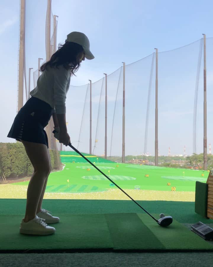 TOMOYOのインスタグラム：「golf⛳️ ジムで筋トレも出来なくて3密以外の 残された趣味はもうゴルフだけ😂 .  新しくウェア何着か揃えたから次はクラブ💟 . . . #風が強すぎて玉安定しない、、 #ゴルフ#ゴルフ女子#打ちっぱなし #ゴルフウェア#レディースゴルフ #ゴルフコーデ#ゴルフ時間#ゴルジョモ #ゴルフ好きな人と繋がりたい #ゴルフコース#ゴルフ部#ルコックゴルフ #パーリーゲイツ#キャロウェイ#クラブ」