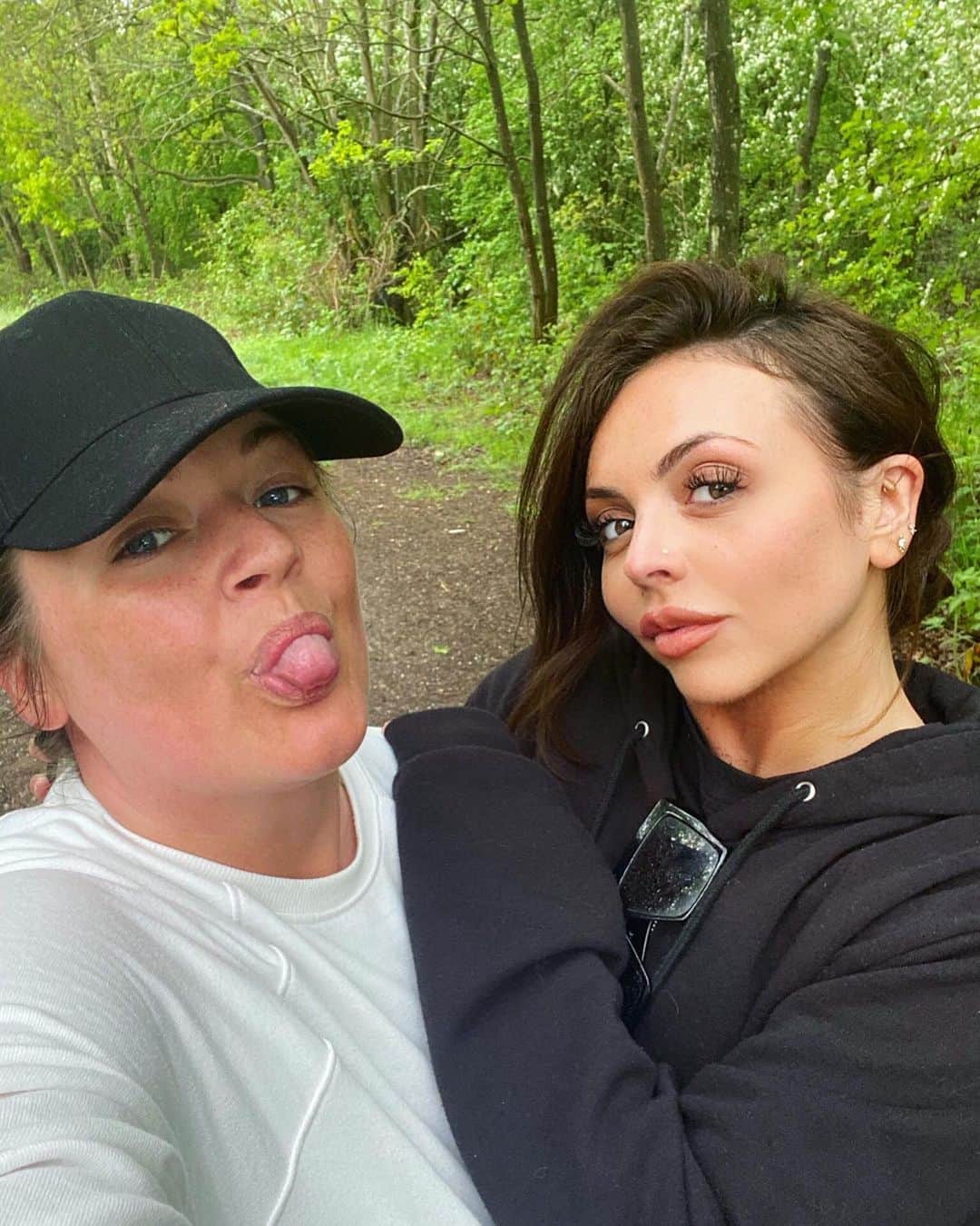 ジェシー・ネルソンのインスタグラム：「We got some fresh air today and it made us feel so happy🥰 we danced in the woods and played our favourite songs! Sometimes it’s the simple things that make your heart happy ❤️」