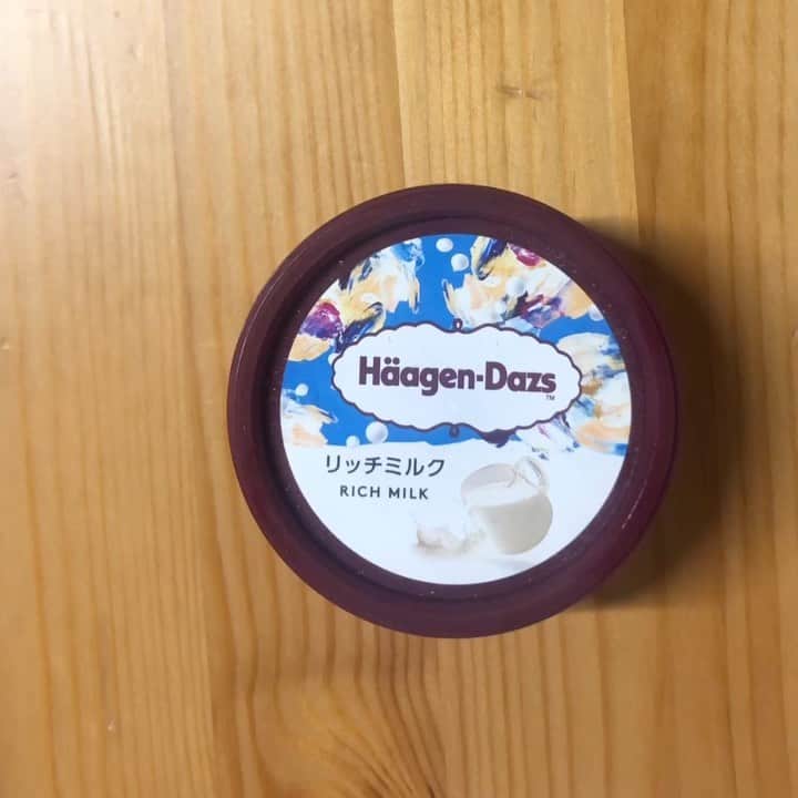 asanomakotoのインスタグラム：「In order to have a good time at home, you need to smile. 😊🍨✨ #haagendazs #HäagenDazs #haagen_dazs  #love #haagendazsid  #ice #icecream #icecreams #iceart #smile #happy #instafun #instapop #instacool #instagood #instaice #instaicecream #instafollow #gelato #richmilk #sorriso #ハーゲンダッツ #アイスクリーム #カップアイス  #instafood #photooftheday #webstagram  #tagsforlikes #하겐다즈 #リッチミルク ✨🍨🥄😊💕 お子様とおうち時間🤱👶 恋人とおうち時間👬 家族でおうち時間👨‍👩‍👧‍👦 ひとりぼっちの至福の時間🙆‍♀️🍨 皆んなでたまには贅沢に✨ ３時のおやつにアイスアート🍨🥄✨ let's try‼️」